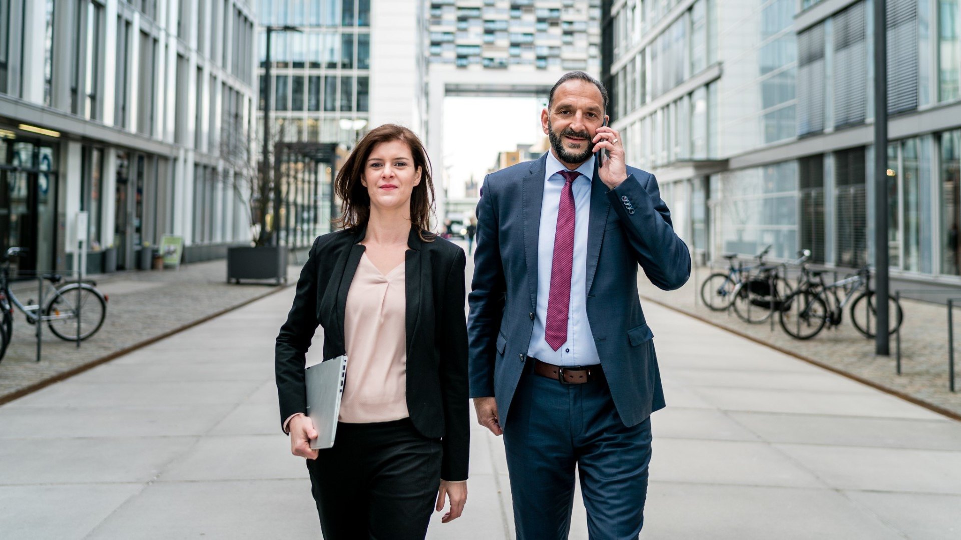 Maja und Tunç Gültekin vor den Kölner Kranhäusern